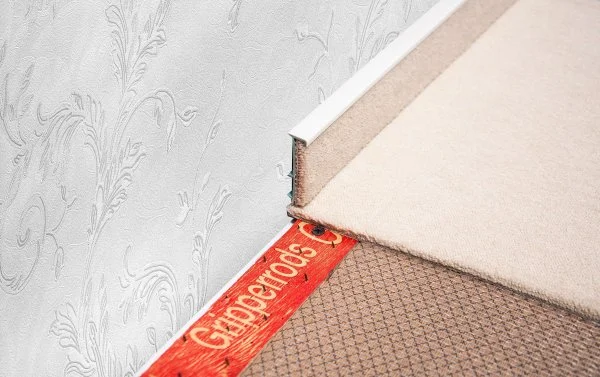 Плинтус для ковролина Korner Listwa 100 Белый 2,5м (50мм) в Новосибирске