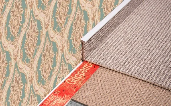 Плинтус для ковролина Korner Listwa 106 Светло-серый 2,5м (50мм) в Новосибирске