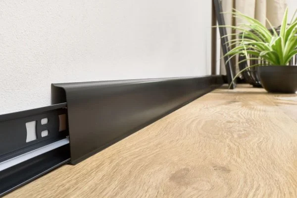 Плинтус пластиковый Arbiton INDO70 220 Чёрный матовый 2.5 м в Новосибирске