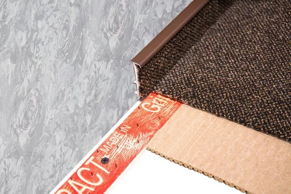 Плинтус для ковролина Korner Listwa 105 Темно-коричневый 2,5м (50мм) в Новосибирске