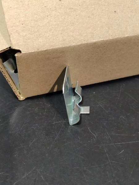 Клипсы к плинтусу MDF Bonkeel (50шт) в Новосибирске