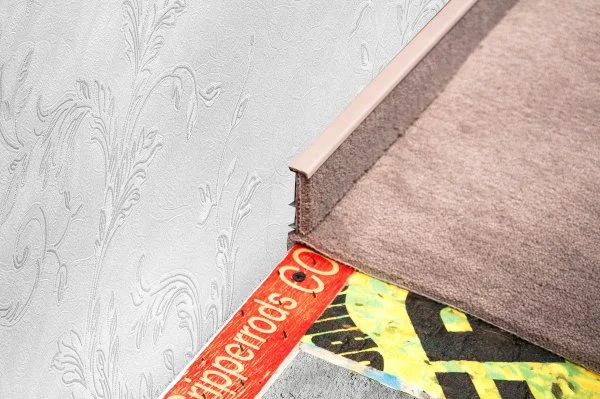 Плинтус для ковролина Korner Listwa 102 Беж 2,5м (50мм) в Новосибирске